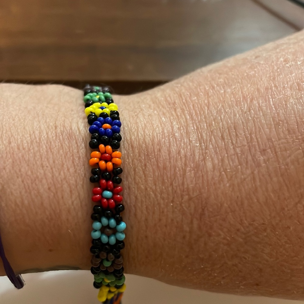 Cute beaded daisy bracelet